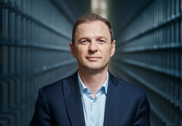 Piotr Bieliński Action