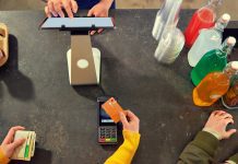 Pracownicy Pyszne.pl z kartami od Adyen