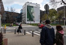 Zielony mural realme na warszawskim Powiślu