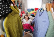 Polacy coraz częściej kupują i sprzedają ubrania online