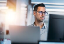 SAS: Agenty AI coraz częściej stosowane w marketingu, ale bez mechanizmów nadzoru