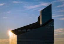 Aon zostaje w Skylinerze na dłużej