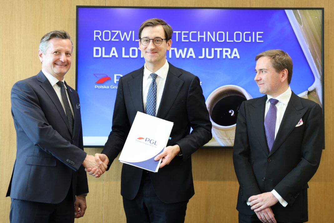 Prezes PGL Radosław Stępień, Prezes Centrum Łukasiewicz Hubert Cichocki, Mateusz Bączkowski, po Członka Zarządu PGL (2)